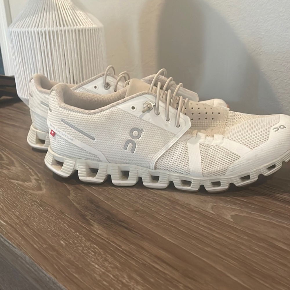 ON cloud shows size 7